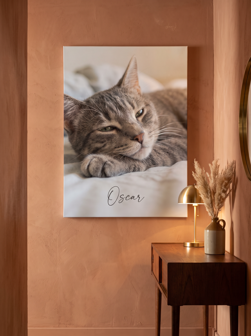 Toile portrait personnalisée d'un chat tigré allongé avec son prénom, accrochée dans une entrée
